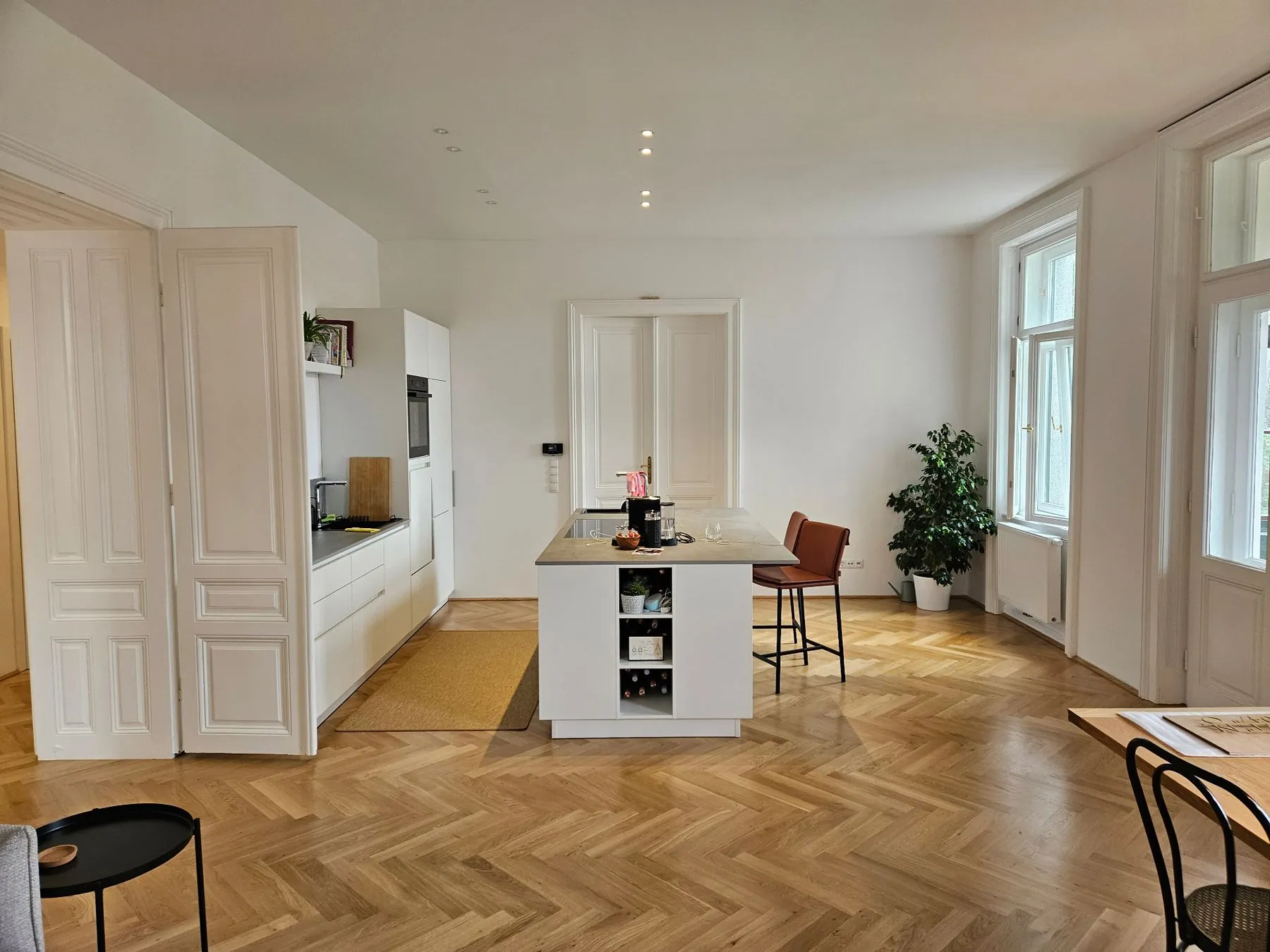 Fertig sanierte Altbauwohnung in Wien 1090 mit offener Wohnküche und Fischgrätparkett, Komplettsanierung by Aurea Bau